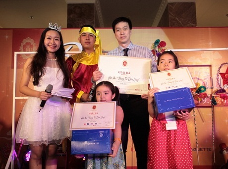 Cô bé có tên gọi ở nhà là Bông. Em đã giành được giải 3 tại cuộc thi Họa sĩ đèn lồng năm nay.