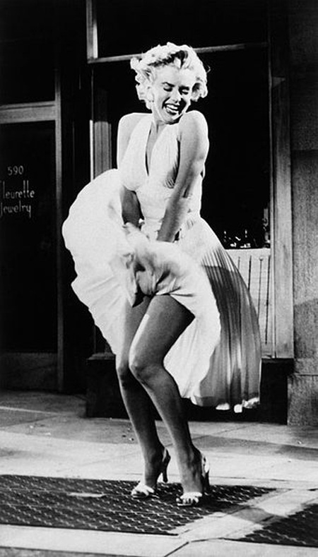 Những chỉ số lý tưởng của một nhan sắc "nghiêng nước, nghiêng thành" - 4 Marilyn Monroe là hình mẫu của vẻ đẹp
gợi cảm với vòng eo thon gọn.