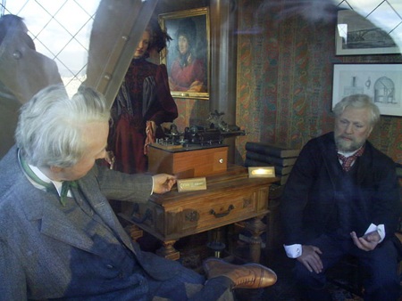 Những chức năng ít được biết đến của các công trình kiến trúc nổi tiếng - 4 Gustave Eiffel từng mời Thomas Edison tham gia nghiên
cứu thí nghiệm cùng ông.
