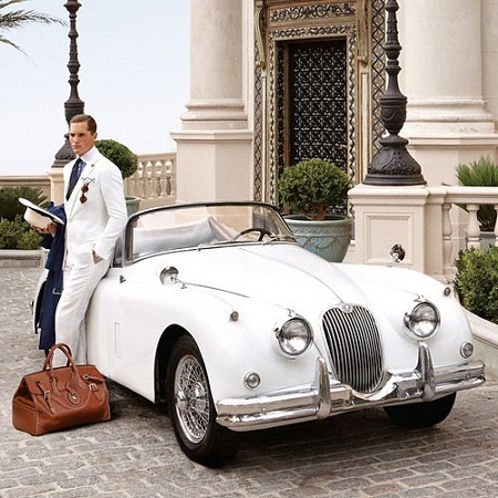 Được trả lương chỉ để... sống cuộc đời đại gia!