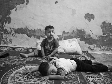Hình ảnh "rúng động" về cuộc sống tị nạn của trẻ em Syria - 12 Những đứa trẻ tự trông nhau.