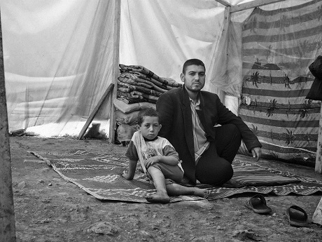 Hình ảnh "rúng động" về cuộc sống tị nạn của trẻ em Syria - 15 Cha và con trai.