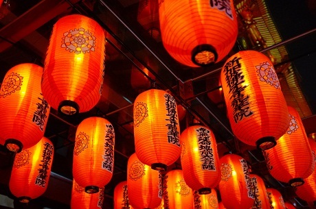 Vào mùa trung thu, cảnh sắc rực rỡ
ở Hong Kong được tạo nên bởi những chiếc đèn lồng.