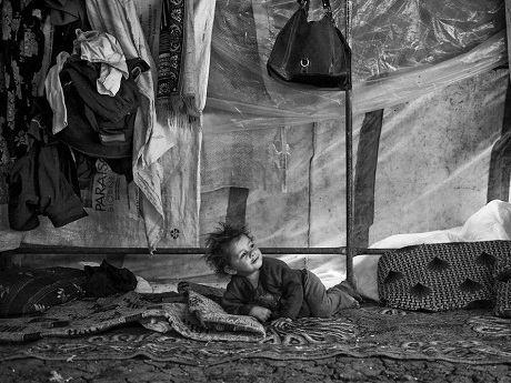 Hình ảnh "rúng động" về cuộc sống tị nạn của trẻ em Syria - 17 Vẻ tinh nghịch của một cậu bé Syria.