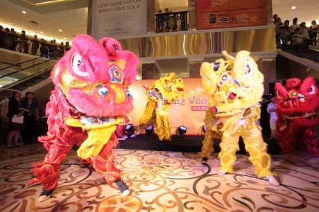 Con gái cựu người mẫu Thúy Hằng làm Họa sĩ đèn lồng