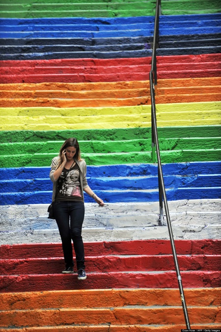 Rất đông du khách từ khắp nơi đổ về thăm quan cầu thang sặc sỡ ở Istanbul, Thổ Nhĩ Kỳ.