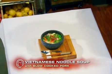 Hủ tiếu Việt Nam trở thành "đề bài" trong cuộc thi Vua đầu bếp Mỹ - 7 Giám khảo Ramsay vắt chanh vào bát hủ tiếu trước khi mời thí sinh James Nelson nếm thử.