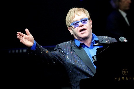 Người Nga đệ đơn yêu cầu Tổng thống Putin “tẩy chay” Elton John - 1 Người Nga đệ đơn yêu cầu Tổng thống Putin “tẩy chay” Elton John