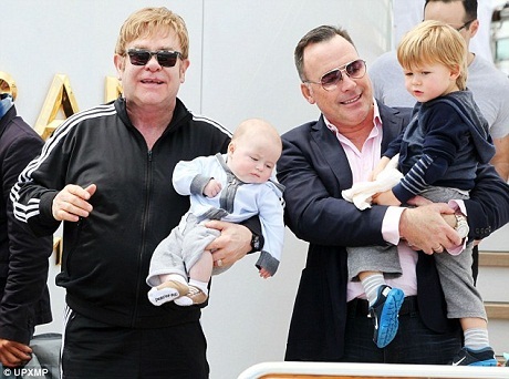 Người Nga đệ đơn yêu cầu Tổng thống Putin “tẩy chay” Elton John - 2 Elton John và người bạn đời David Furnish đang cùng nhau nuôi hai con trai.