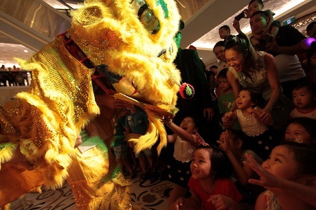 Con gái cựu người mẫu Thúy Hằng làm Họa sĩ đèn lồng