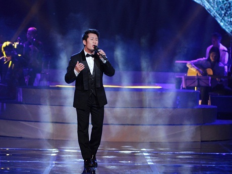 Phương Linh xin được... ôm Bằng Kiều trên sân khấu nhà hát Lớn