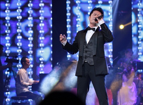 Phương Linh xin được... ôm Bằng Kiều trên sân khấu nhà hát Lớn