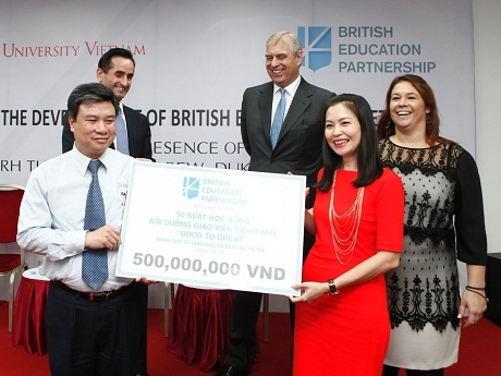 Hoàng tử Anh trao 100 suất học bổng cho giáo viên Việt Nam