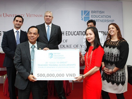 Hoàng tử Anh trao 100 suất học bổng cho giáo viên Việt Nam