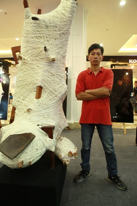 Nghệ sĩ điêu khắc Nguyễn Duy Mạnh và tác phẩm “Nông cụ”.