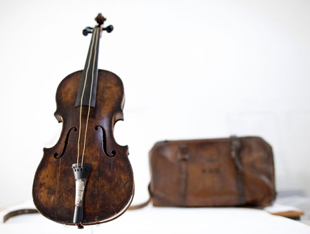 Cây đàn violon chơi trên tàu Titanic "xấu số" được bán 30 tỉ - 1 Cận cảnh cây đàn violon được chơi trên con tàu Titanic bạc mệnh bởi nhạc trưởng Wallace Hartley.