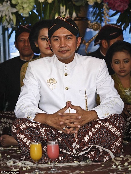 Hình ảnh lễ cưới xa hoa của Hoàng gia Indonesia - 9 Chú rể cũng được mẹ vợ tẩy trần bằng nước thơm khi đến xin dâu.