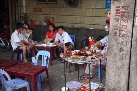 Báo Anh "sửng sốt" trước nghề kinh doanh thịt chó ở Việt Nam - 6 Chiếc xe tải chở khoảng 130 chú chó. Điểm dừng chân của chúng sẽ là ở những lò giết mổ.
