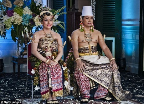 Hình ảnh lễ cưới xa hoa của Hoàng gia Indonesia - 10 Chú rể cũng được mẹ vợ tẩy trần bằng nước thơm khi đến xin dâu.