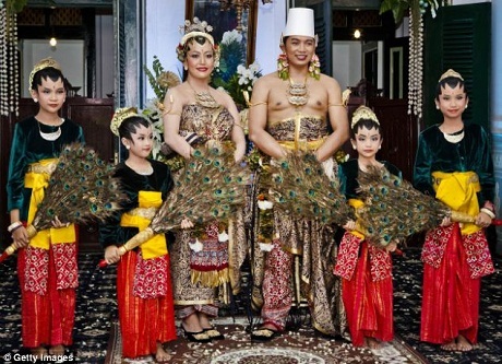 Hình ảnh lễ cưới xa hoa của Hoàng gia Indonesia - 12 Bộ trang sức cưới trong ngày thứ 2 của cặp đôi.