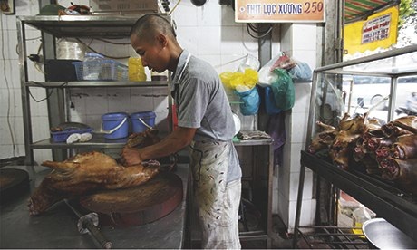 Báo Anh "sửng sốt" trước nghề kinh doanh thịt chó ở Việt Nam - 7 Một cửa hàng bán thịt chó ở Hà Nội.