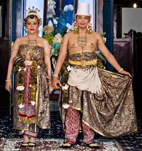 Hình ảnh lễ cưới xa hoa của Hoàng gia Indonesia - 13 Cặp đôi chụp hình lưu niệm.