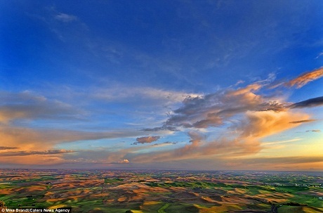 Ở nơi thiên nhiên đẹp một vẻ nhiệm màu... - 10 Toàn cảnh thung lũng Palouse tắm trong ánh nắng.