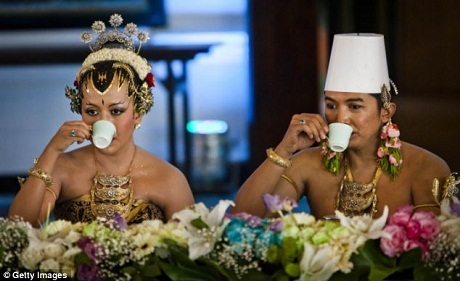 Hình ảnh lễ cưới xa hoa của Hoàng gia Indonesia - 14 Nghi thức “Dahar Klimah”, trong đó đôi vợ chồng trẻ cùng nhau dùng trà.