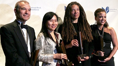 Những phụ nữ gốc Việt tài danh trên thế giới - 10 Nữ nhà văn Lại Thanh Hà nhận giải National Book Award cùng 3 nhà văn Mỹ khác.