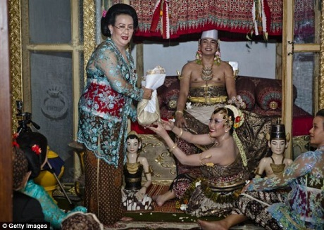 Hình ảnh lễ cưới xa hoa của Hoàng gia Indonesia - 15 Cô dâu đang chuẩn bị thực hiện nghi thức rửa chân cho chồng.