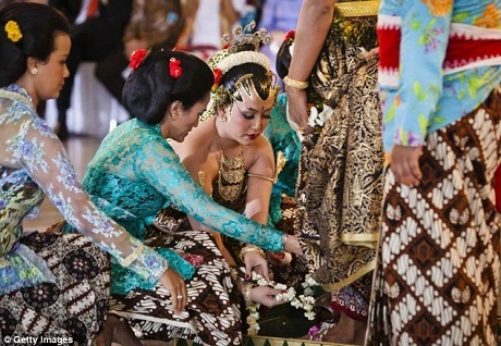 Hình ảnh lễ cưới xa hoa của Hoàng gia Indonesia - 16 Cô dâu đang chuẩn bị thực hiện nghi thức rửa chân cho chồng.