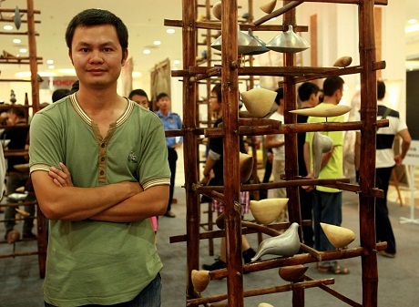 Nghệ sĩ điêu khắc Thái Nhật Minh và tác phẩm “Những con chim”.