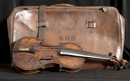 Cây đàn violon chơi trên tàu Titanic "xấu số" được bán 30 tỉ - 2 Chiếc đàn được bán kèm với hộp đựng bằng da nguyên gốc với chứ viết tắt W.H.H.