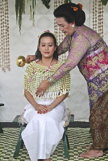 Hình ảnh lễ cưới xa hoa của Hoàng gia Indonesia - 1 Hình ảnh lễ cưới xa hoa của Hoàng gia Indonesia