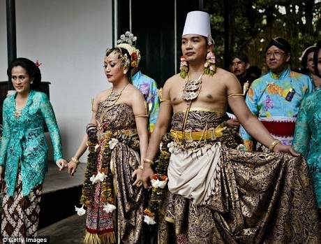 Hình ảnh lễ cưới xa hoa của Hoàng gia Indonesia - 19 Cô dâu đang chuẩn bị thực hiện nghi thức rửa chân cho chồng.
