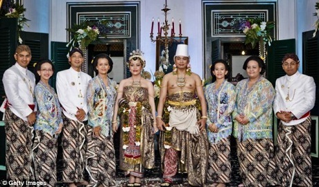 Hình ảnh lễ cưới xa hoa của Hoàng gia Indonesia - 20 Cô dâu, chú rể chụp hình lưu niệm cùng họ hàng.