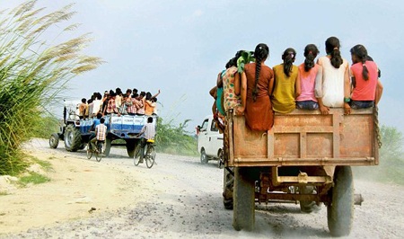 Người dân Ấn Độ trên đường tới gặp thầy tu Shobhan Sarkar