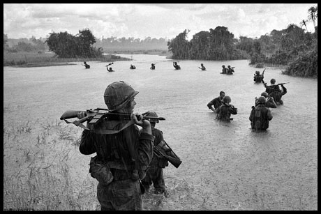 Những bức ảnh quý giá về chiến tranh Việt Nam - 3 Cuốn sách “Vietnam:
The Real War” vừa được xuất bản ngày 1/10 tại Mỹ, Canada, và Anh.