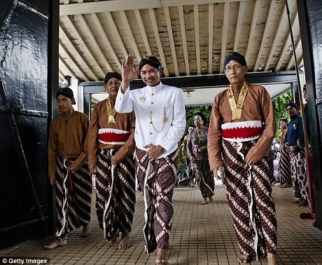 Hình ảnh lễ cưới xa hoa của Hoàng gia Indonesia - 2 Hình ảnh lễ cưới xa hoa của Hoàng gia Indonesia