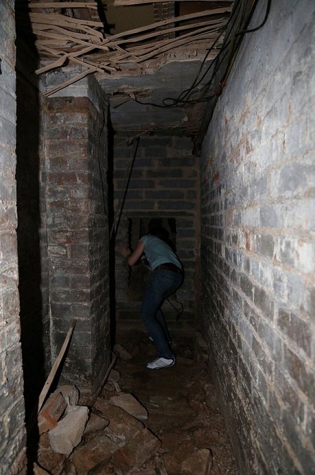 Tìm thấy tu viện cổ dưới hầm nhà - 3 Một người bạn
dũng cảm đã quyết định cùng anh xuống khám phá căn hầm.