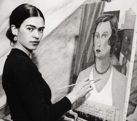 Những nữ nghệ sĩ có ảnh hưởng nhất trong lịch sử nghệ thuật - 3 Chân dung nữ họa sĩ Frida Kahlo bên cạnh một bức chân dung tự họa.