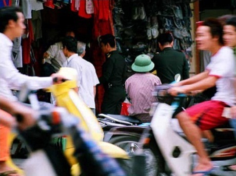 Đi xe máy là một nghệ thuật ở Việt Nam.