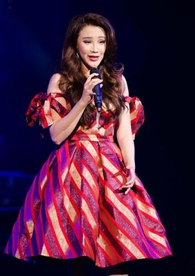 Nghệ sỹ Việt và chuyện phẫu thuật thẩm mỹ - 1 Ca sĩ Hồ Quỳnh Hương gây ngỡ ngàng cho công chúng sau khi làm phẫu thuật thẩm mỹ