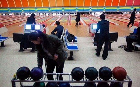 Hình ảnh cuộc sống vui tươi của người Triều Tiên - 16 Chơi bowling