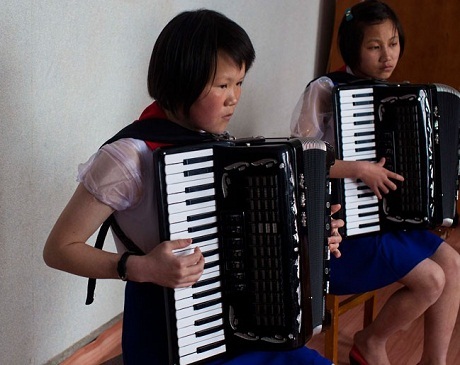 Hình ảnh cuộc sống vui tươi của người Triều Tiên - 17 Trẻ em Triều Tiên tập chơi đàn xếp ở Cung thiếu nhi Samjiyon.