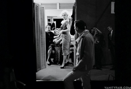 Marilyn Monroe trong phòng thay đồ trên phim trường “Let’s Make Love” (1960).