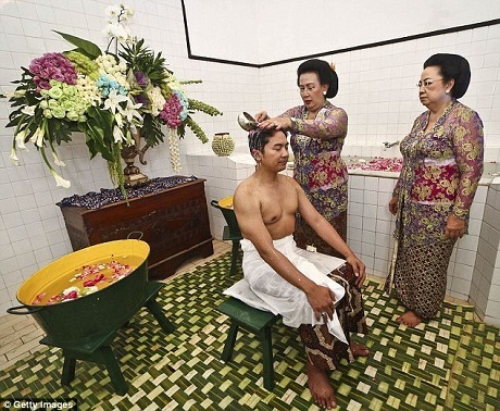 Hình ảnh lễ cưới xa hoa của Hoàng gia Indonesia - 3 Chú rể cũng được mẹ vợ tẩy trần bằng nước thơm khi đến xin dâu.