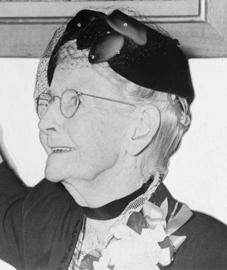 Những nữ nghệ sĩ có ảnh hưởng nhất trong lịch sử nghệ thuật - 4 Chân dung nữ họa sĩ Grandma Moses chụp năm 1953.