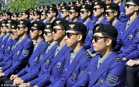 Cảnh sát du lịch Hàn Quốc quyến rũ và biết nhảy "Gangnam Style" - 2 Trong lực lượng này, mỗi thành viên đều phải thuộc nằm lòng điệu nhảy ngựa.
