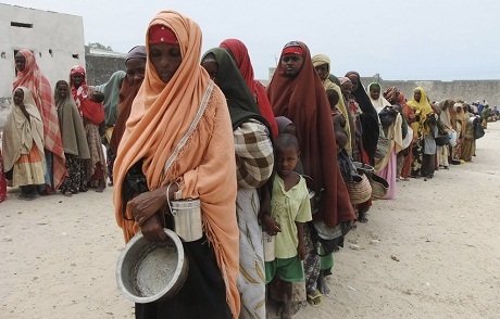 Nhìn để thấy sự khủng khiếp của đói nghèo - 5 Một em bé người Somalia trong trại tị nạn Dadaab (Kenya).